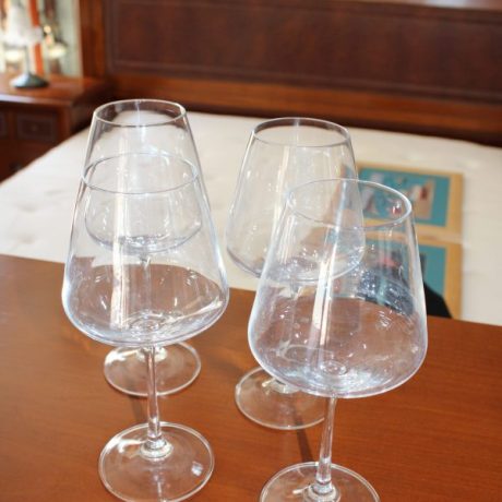 CK11018N Four Matching Wine Glasses 20cm High 3 euros